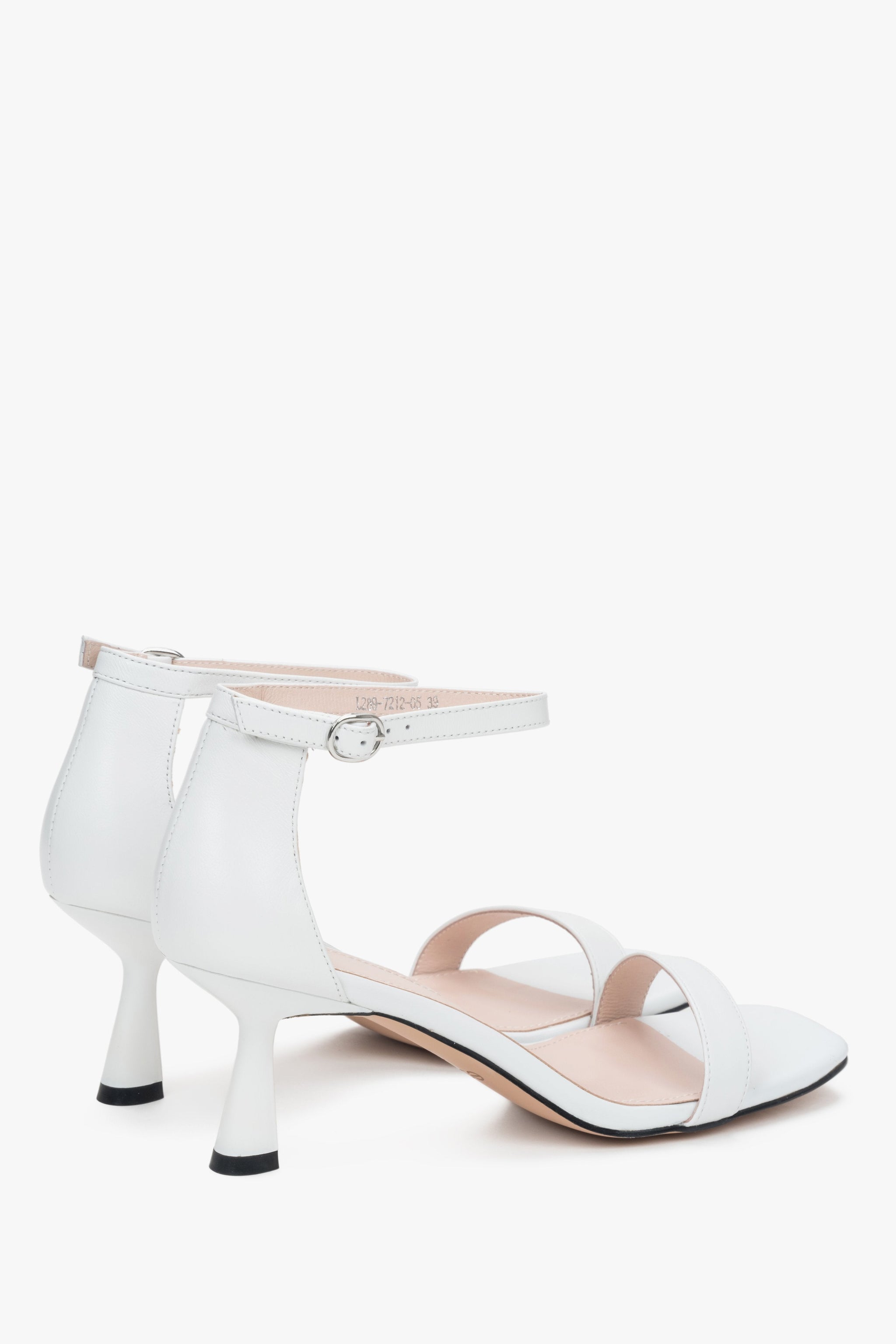 Weiße Ledersandalen mit stabilem Trichterabsatz von Estro.