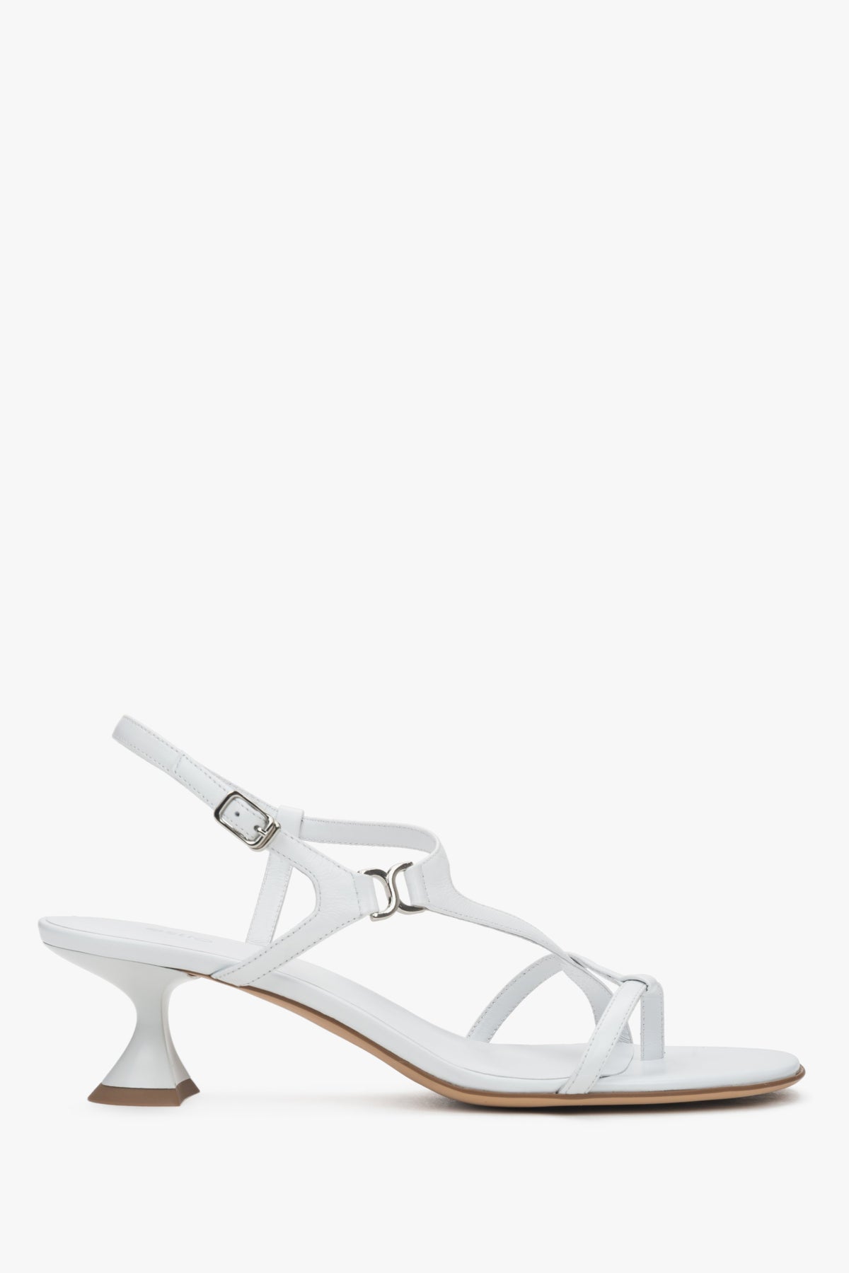 Rechte Seitenansicht der weißen Riemchensandalette mit 5,5 cm Kelchabsatz