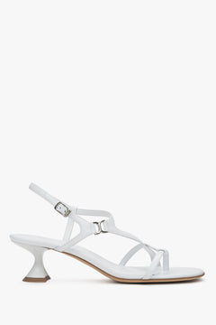 Rechte Seitenansicht der weißen Riemchensandalette mit 5,5 cm Kelchabsatz