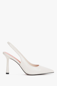 Seitliche Ansicht der weißen Slingback-Pumps aus Leder mit 9,5 cm Stiletto-Absatz.