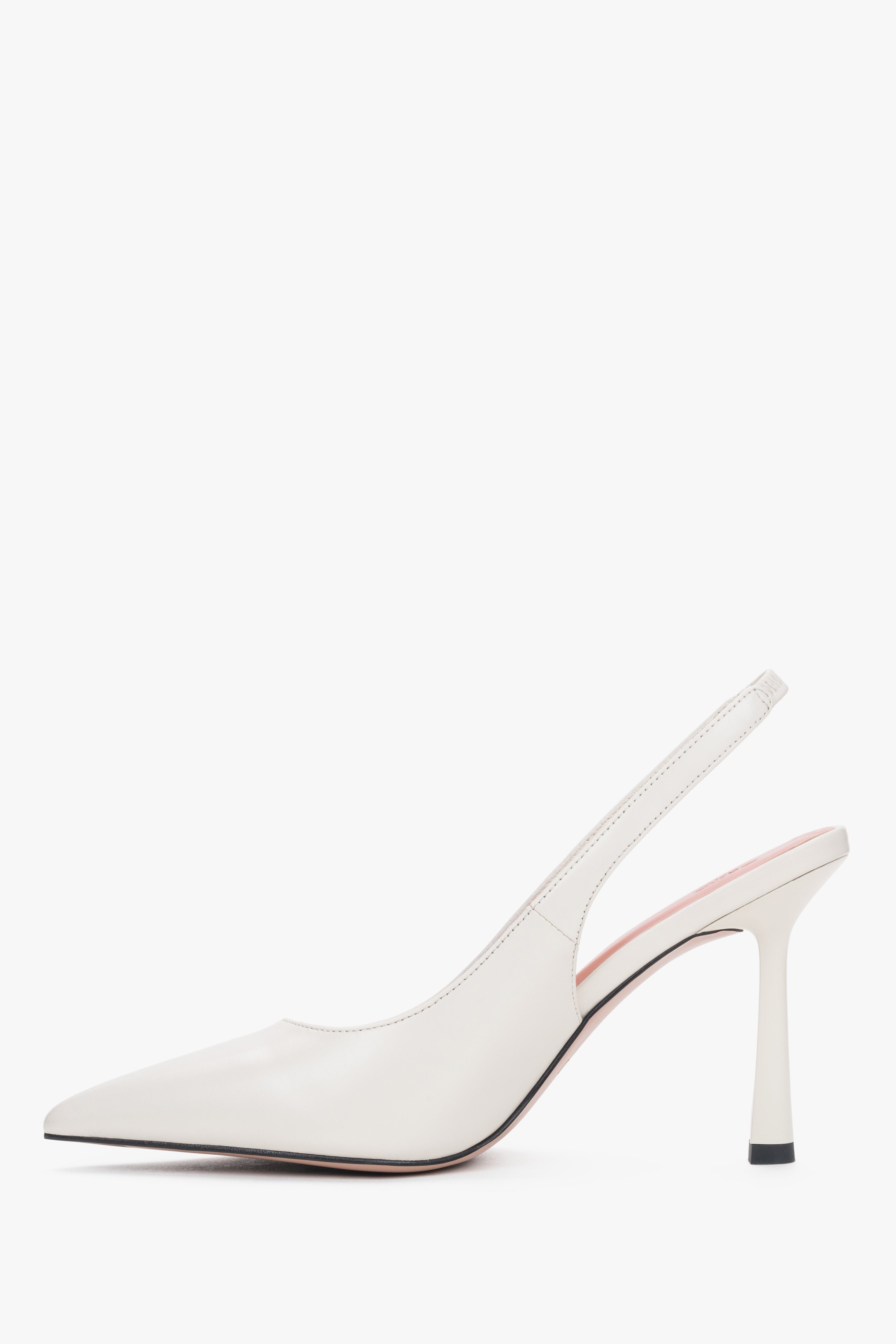 Flaches Seitenprofil der weißen High-Heel Slingpumps von Estro.