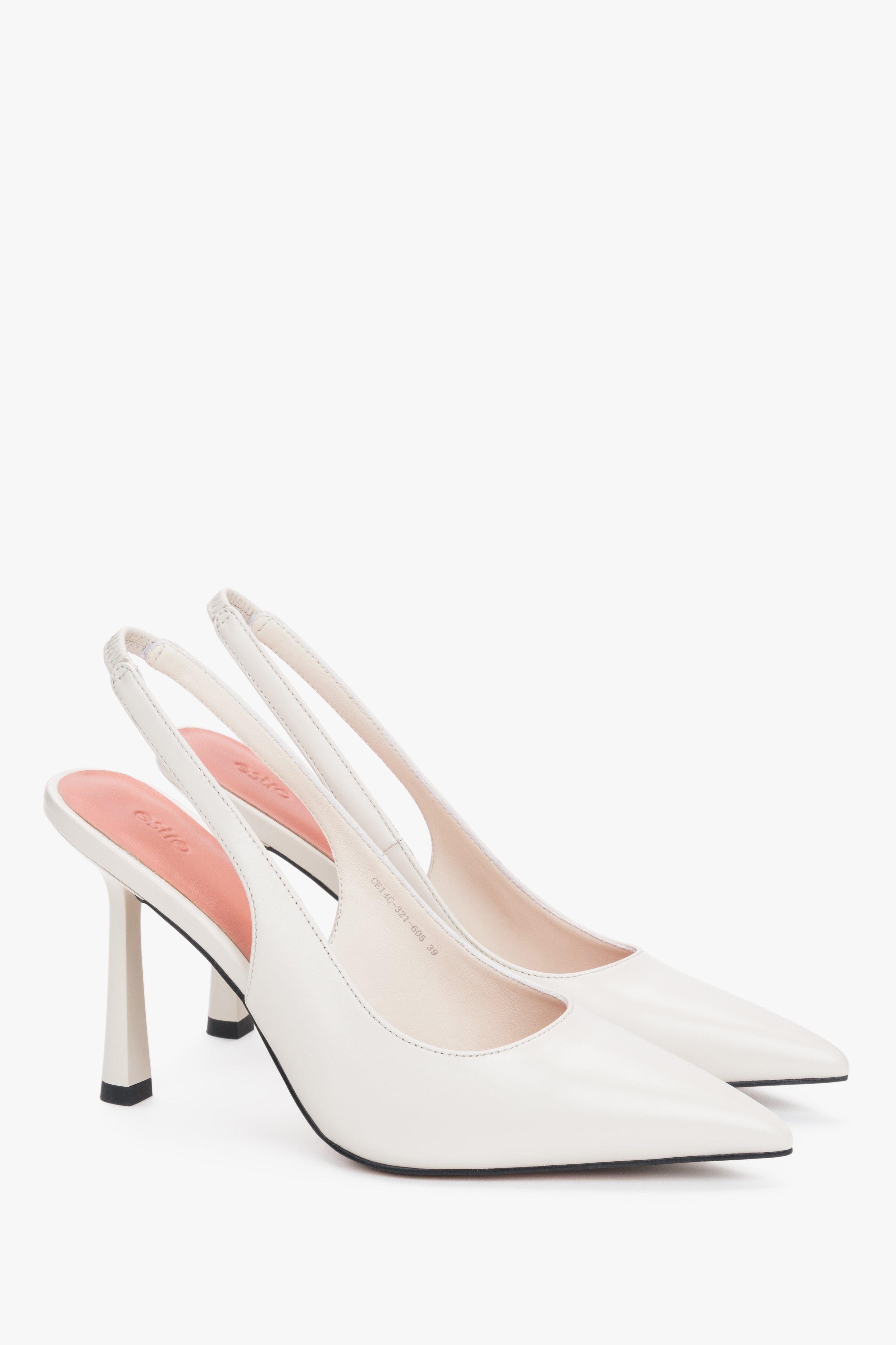 Zwei elegante weiße Damen-Pumps mit Fersenriemen und spitzer Zehenpartie.