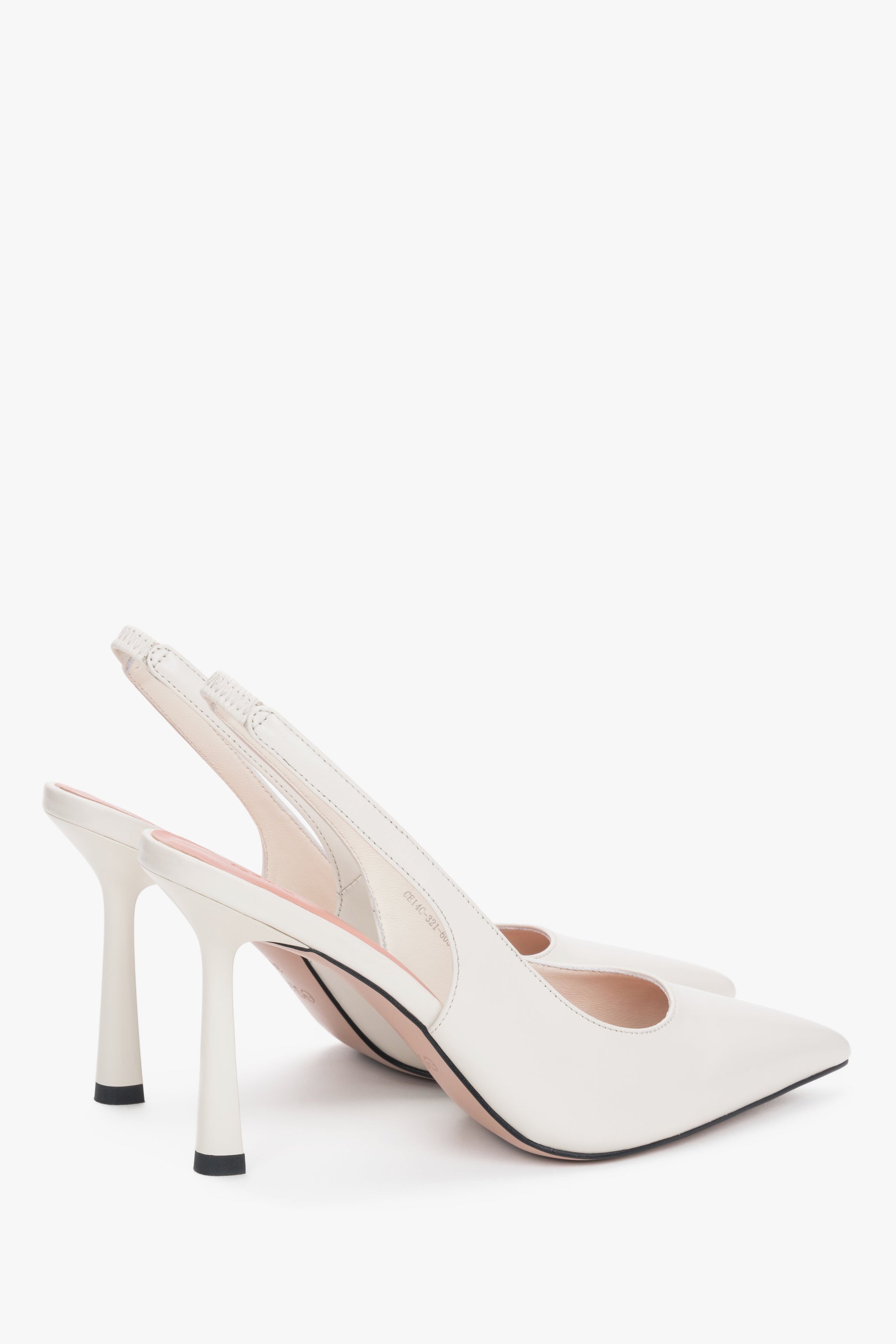 Rückwärtige Seitenansicht der weißen Stiletto-Pumps mit Elastikeinsatz am Riemen.