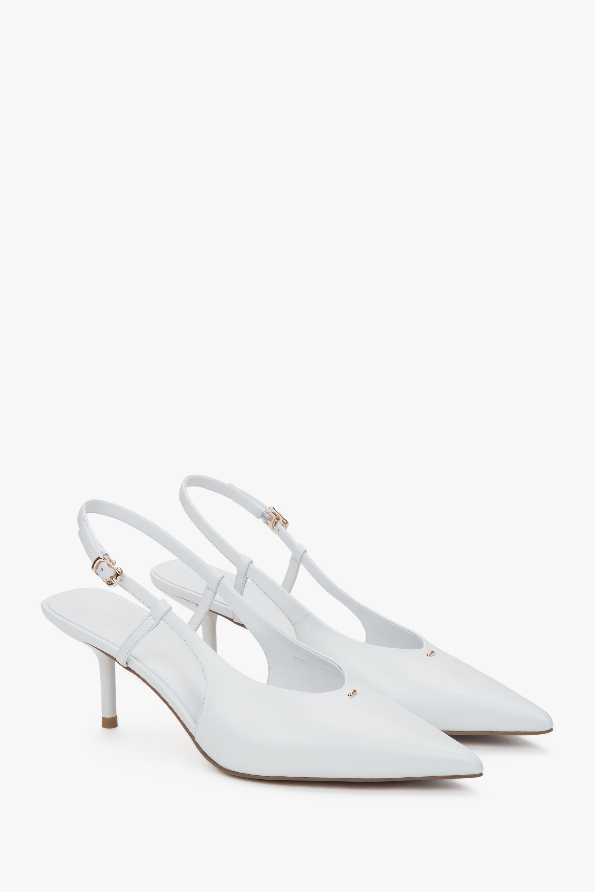 Schrägansicht des Paares eleganter weißer Slingbacks mit spitzer Zehenpartie