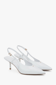 Schrägansicht des Paares eleganter weißer Slingbacks mit spitzer Zehenpartie