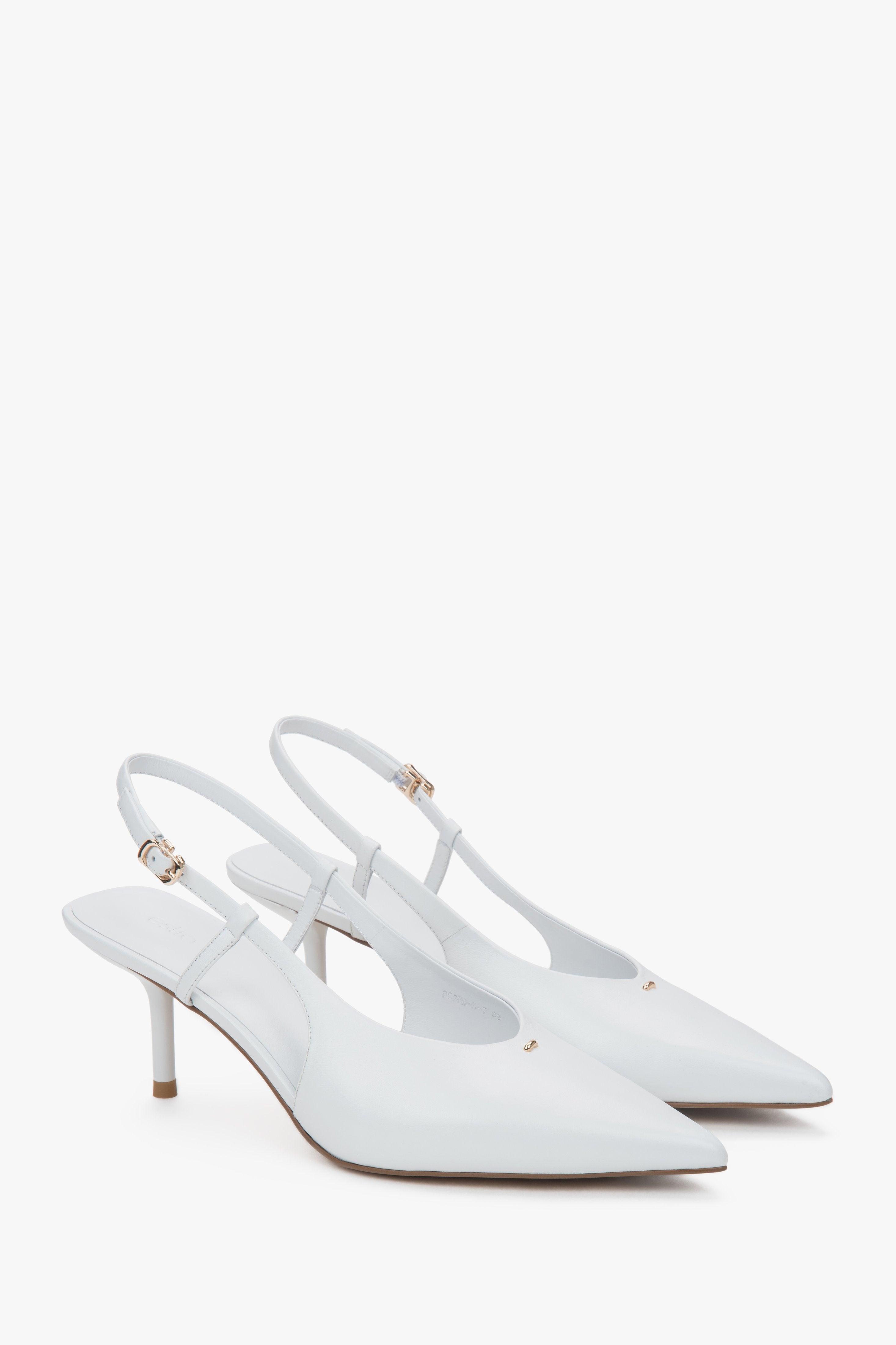 Schrägansicht des Paares eleganter weißer Slingbacks mit spitzer Zehenpartie