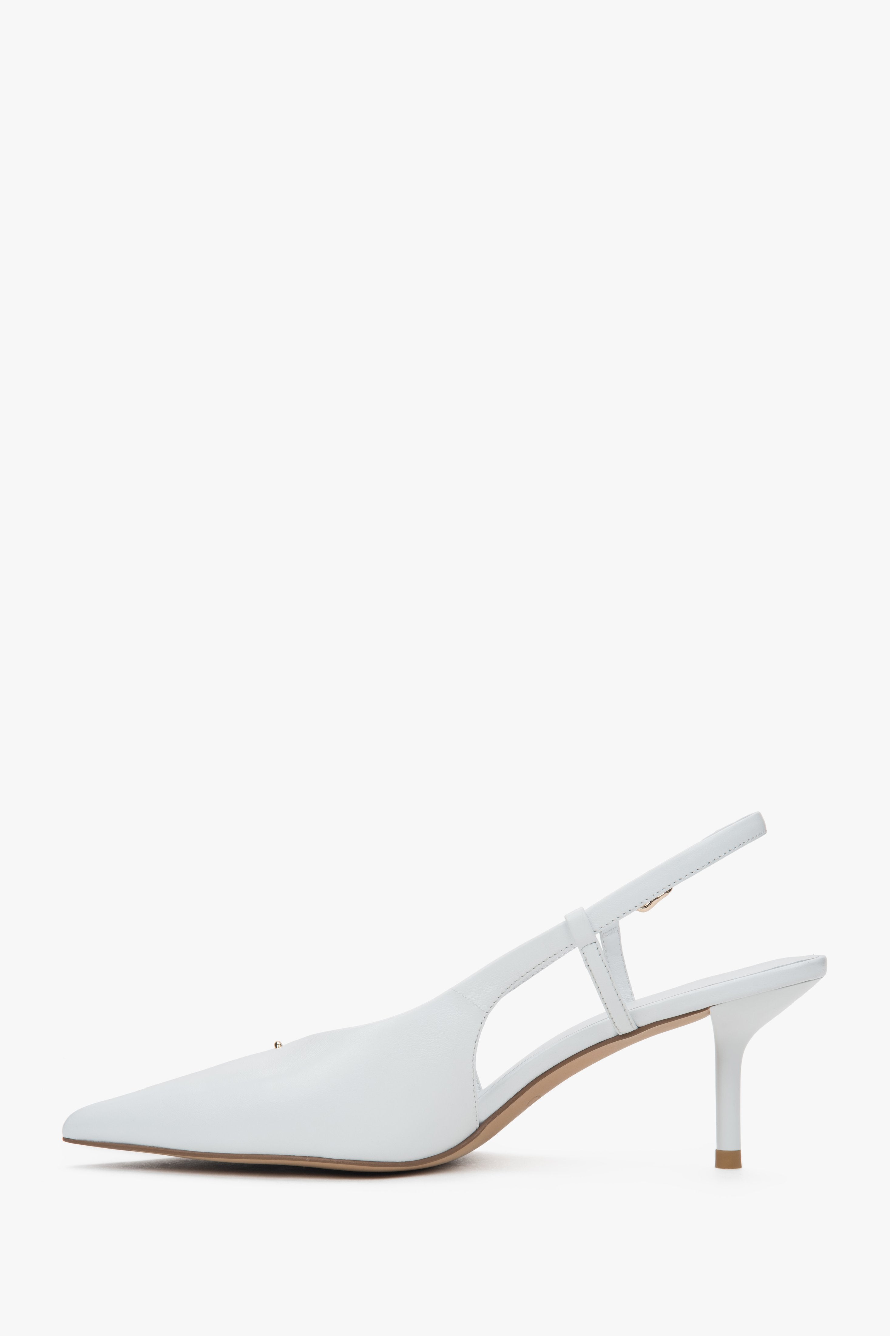 Linke Seitenansicht der weißen Slingback-Pumps für Damen