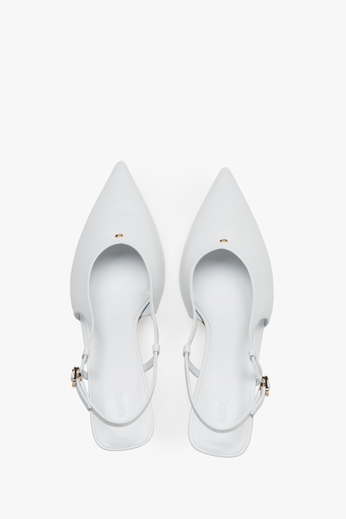 Draufsicht auf die weißen Slingbacks mit Fokus auf das weiche Chevro-Lederfußbett