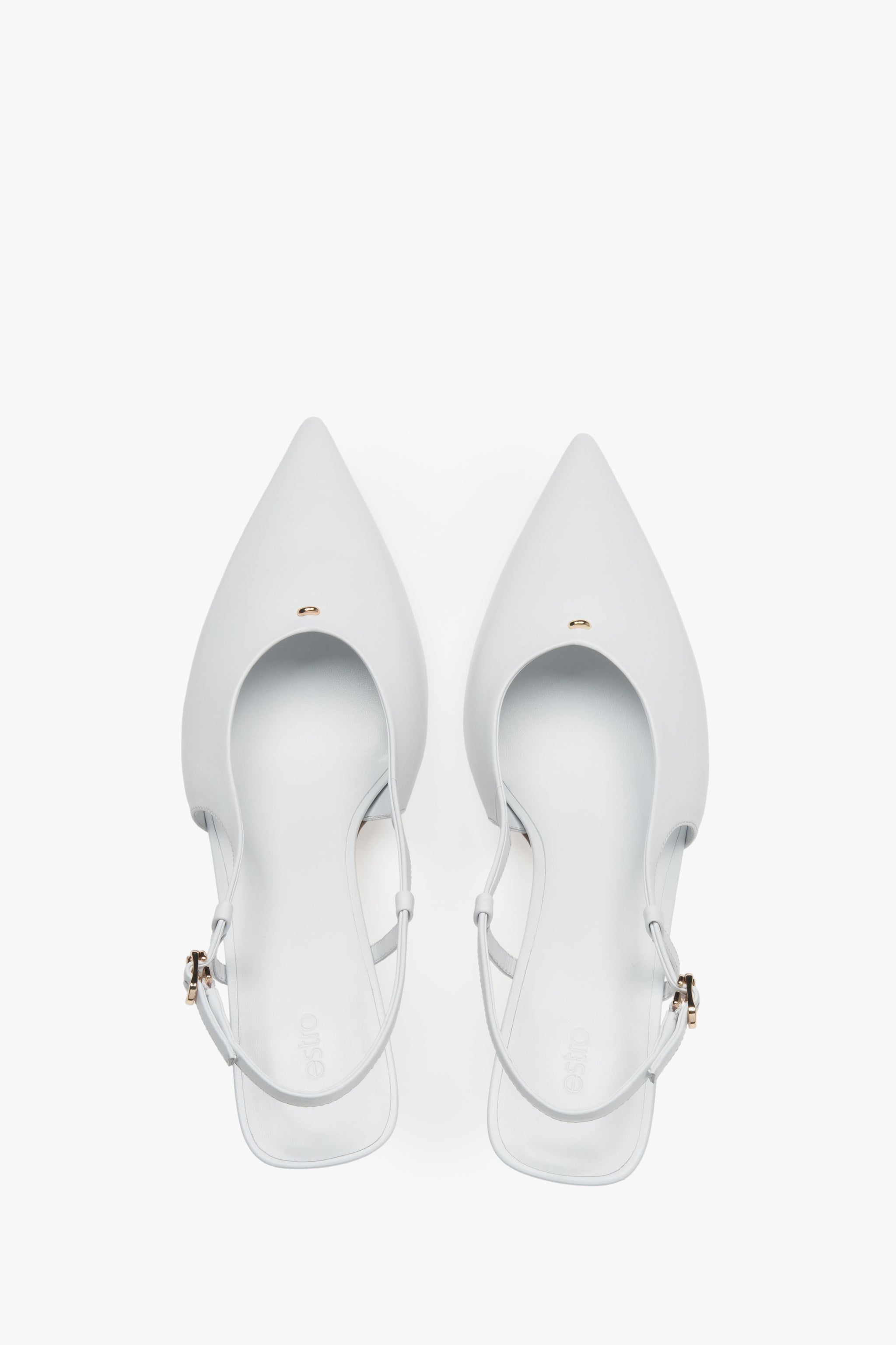 Draufsicht auf die weißen Slingbacks mit Fokus auf das weiche Chevro-Lederfußbett