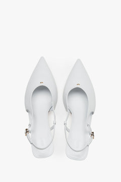 Draufsicht auf die weißen Slingbacks mit Fokus auf das weiche Chevro-Lederfußbett