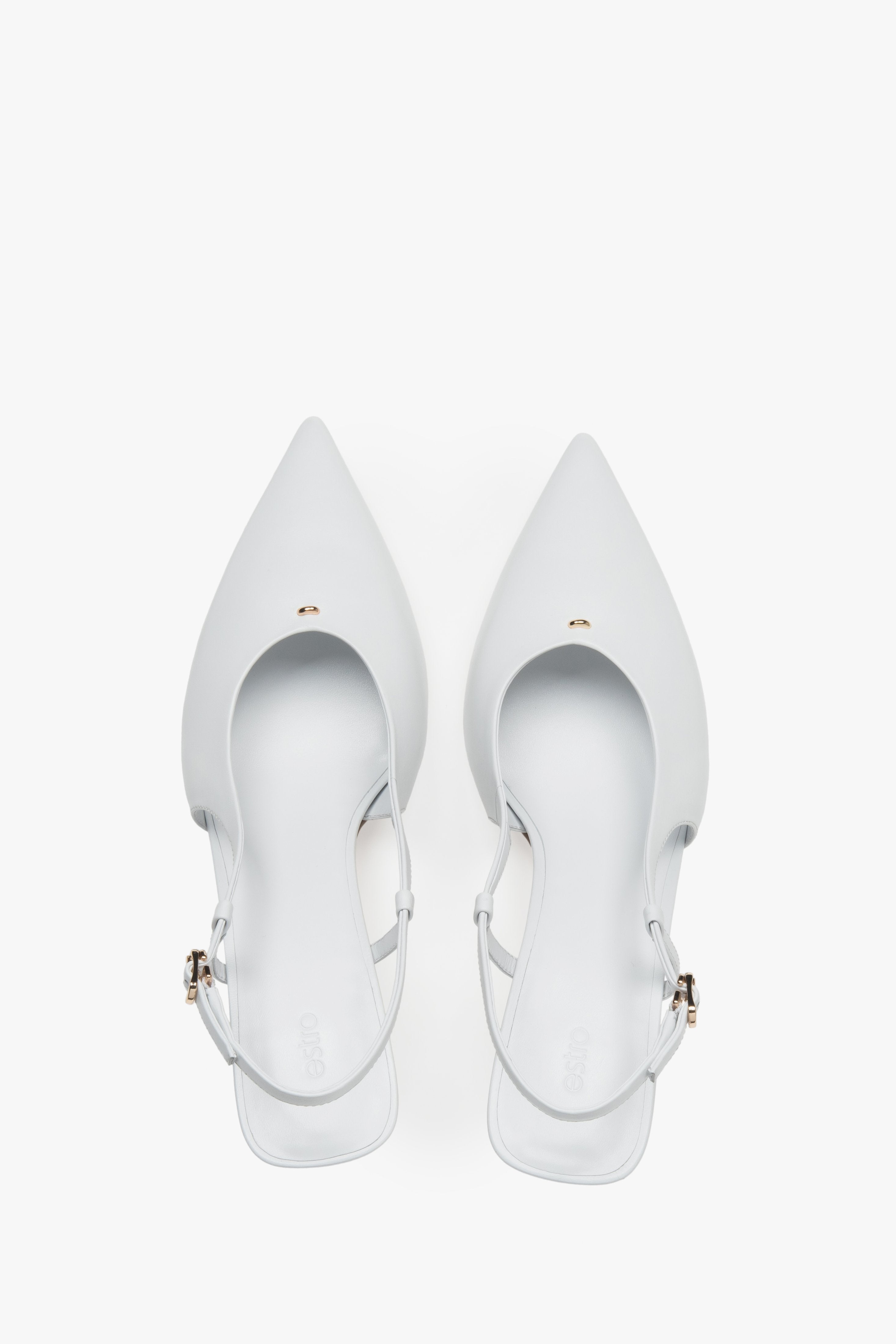 Draufsicht auf die weißen Slingbacks mit Fokus auf das weiche Chevro-Lederfußbett