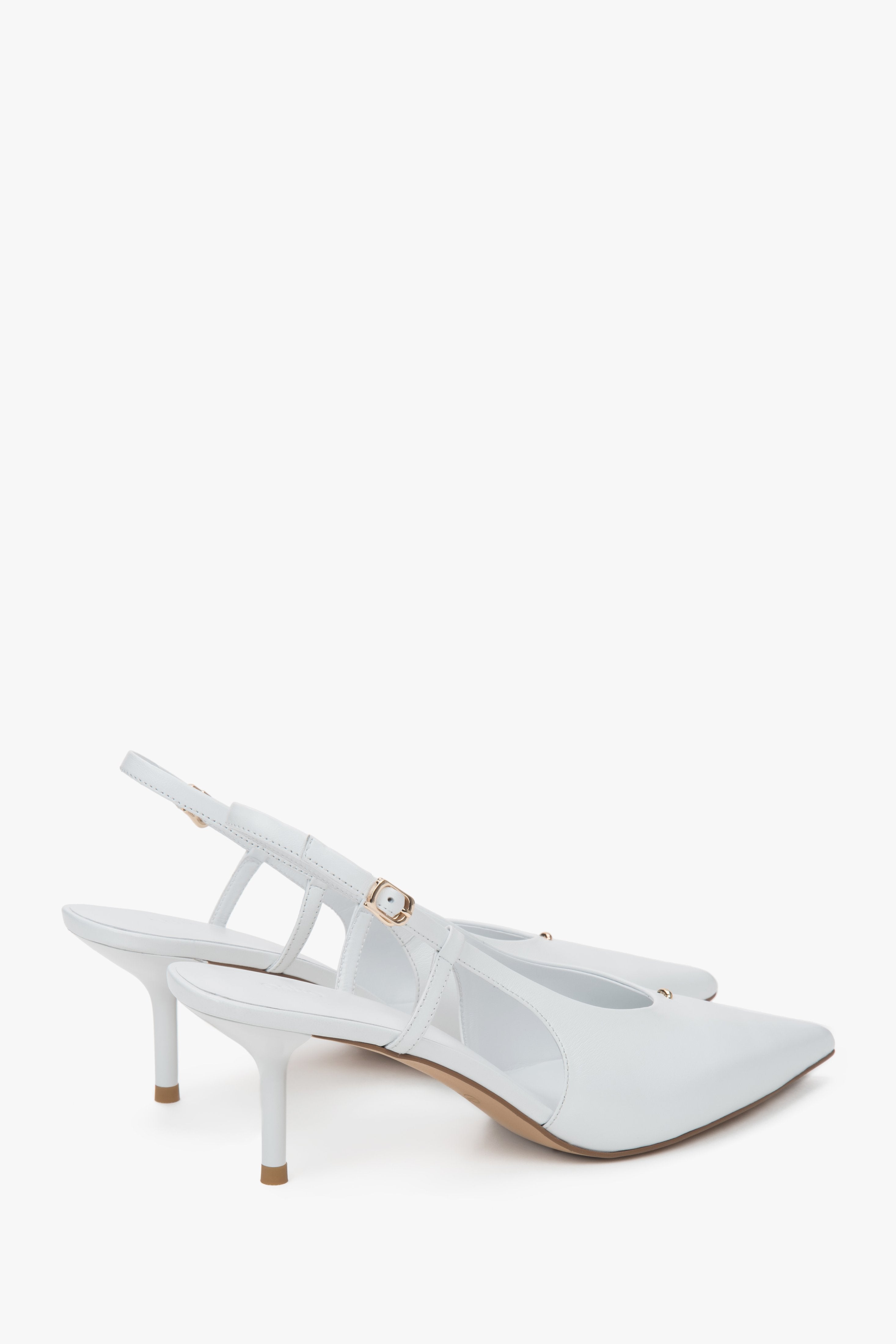 Rückwärtige Ansicht der weißen Slingback-Pumps mit verstellbarem Fersenriemchen