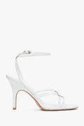Rechte Seitenansicht der weißen Stiletto-Sandalette mit 10,5 cm Absatz und feinen Riemchen