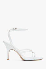 Rechte Seitenansicht der weißen Stiletto-Sandalette mit 10,5 cm Absatz und feinen Riemchen