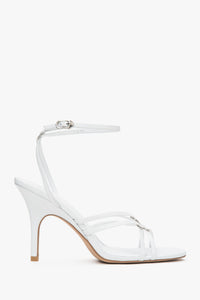 Rechte Seitenansicht der weißen Stiletto-Sandalette mit 10,5 cm Absatz und feinen Riemchen
