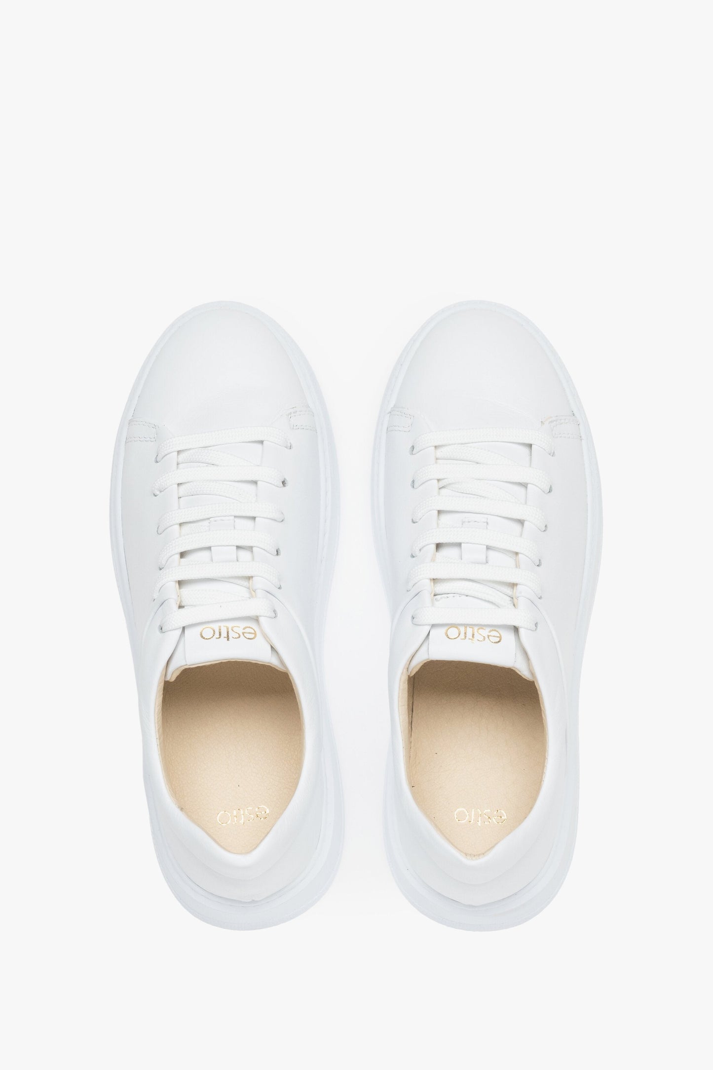Damen-Sneaker aus weißem Leder – Ansicht von oben.