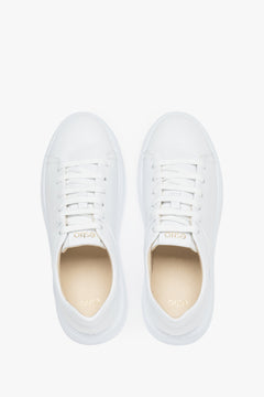 Damen-Sneaker aus weißem Leder – Ansicht von oben.