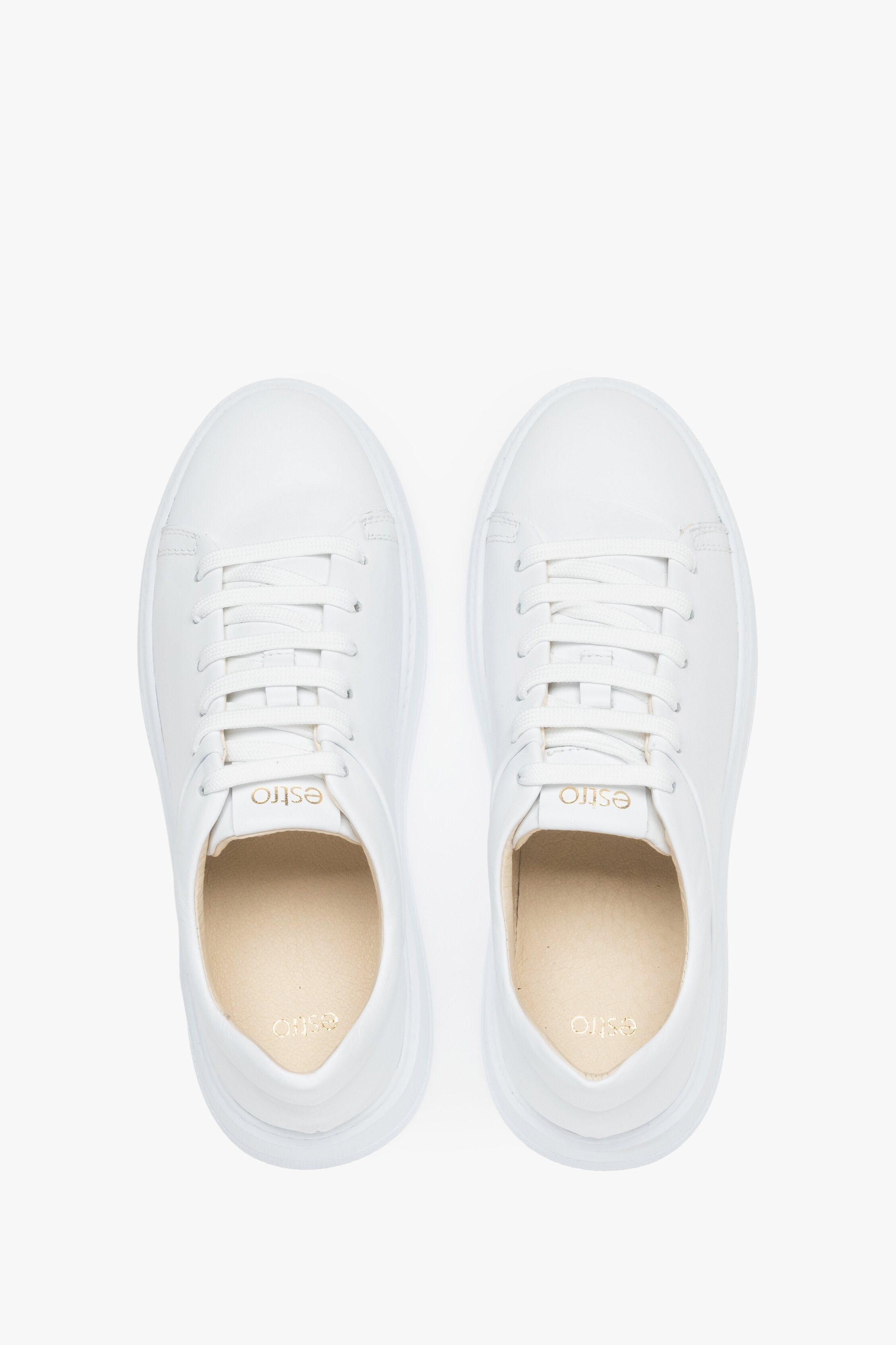 Damen-Sneaker aus weißem Leder – Ansicht von oben.