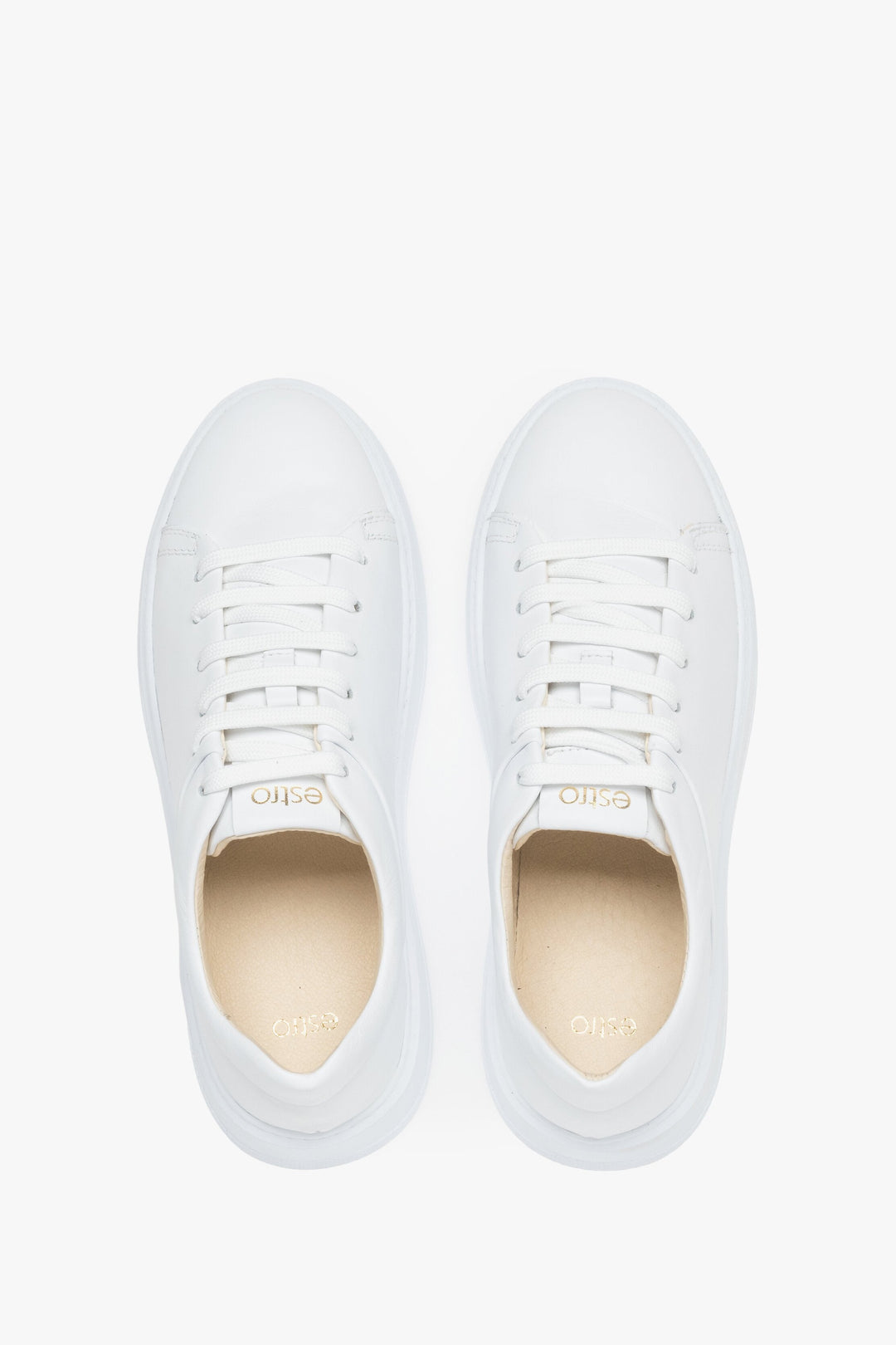 Damen-Sneaker aus weißem Leder – Ansicht von oben.