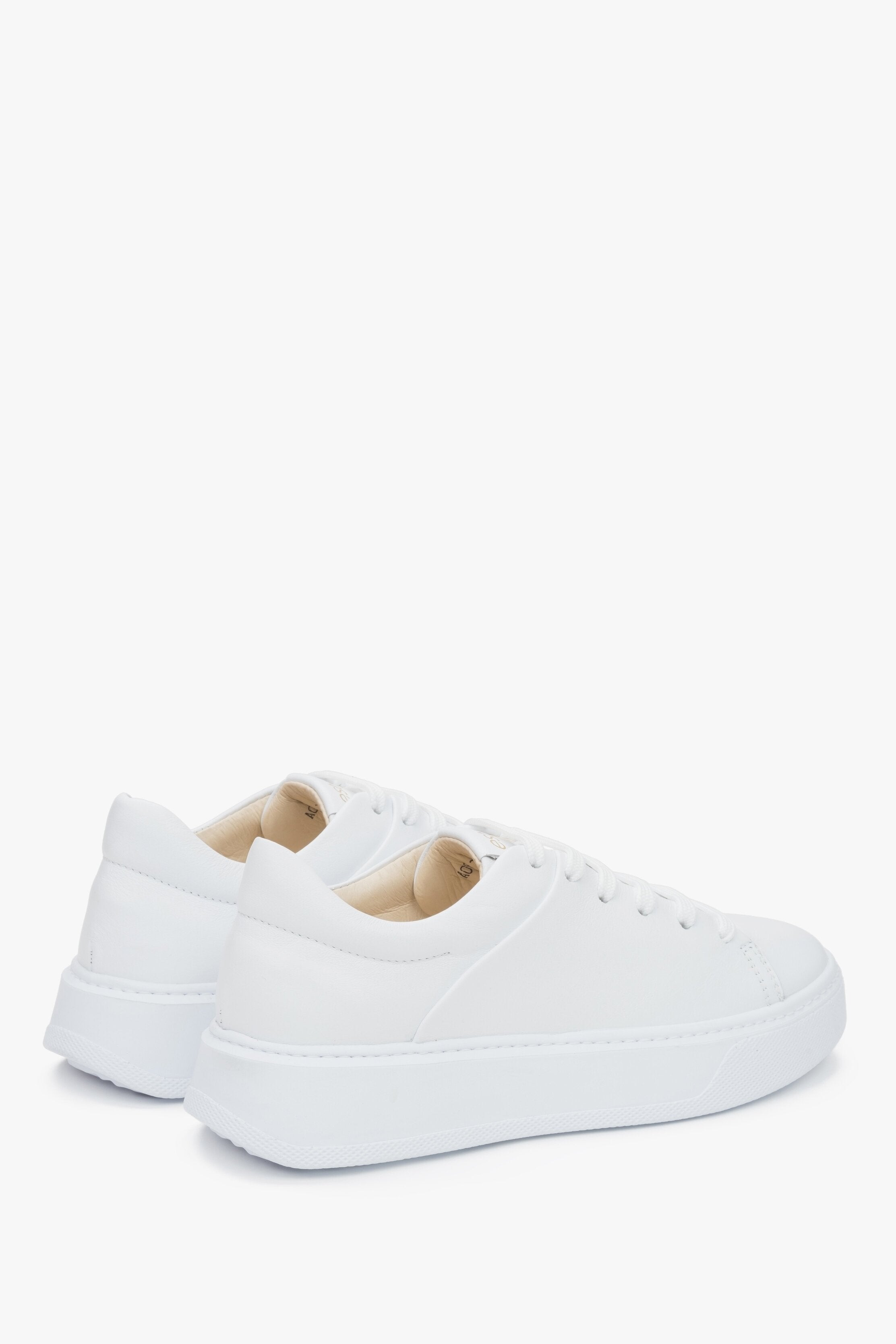 Weiße Damen-Sneaker aus Leder von Estro – Nahaufnahme von Ferse und Seitenprofil des Schuhs.
