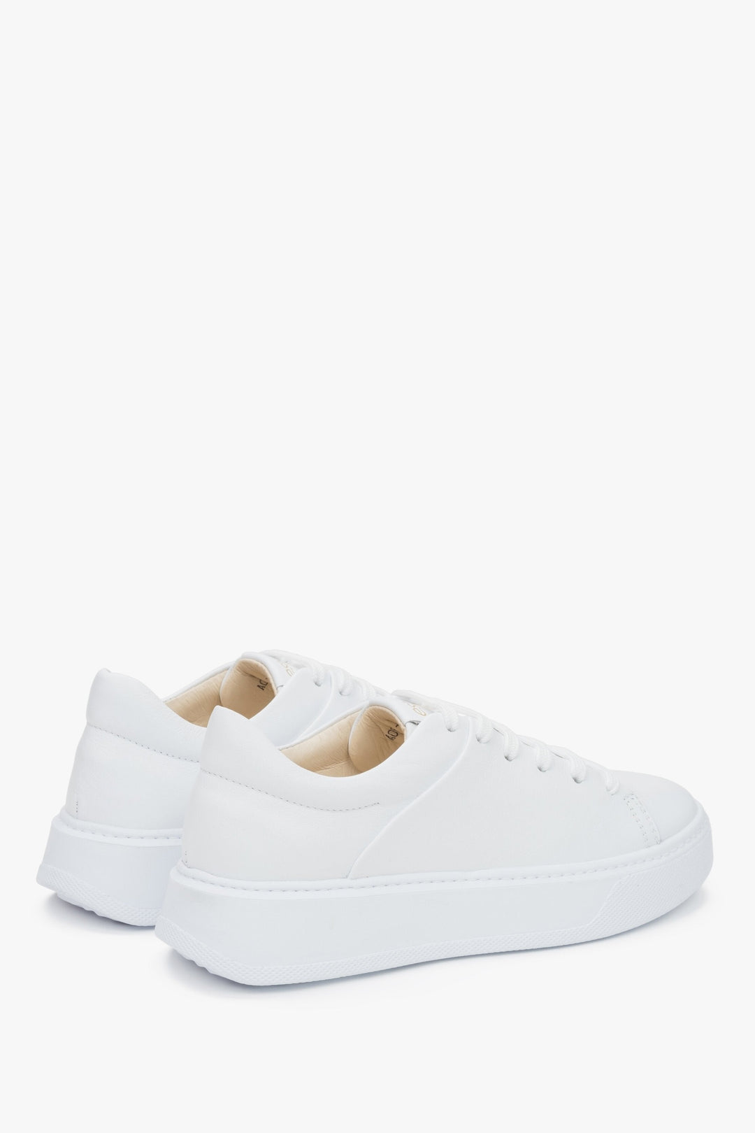 Weiße Damen-Sneaker aus Leder von Estro – Nahaufnahme von Ferse und Seitenprofil des Schuhs.