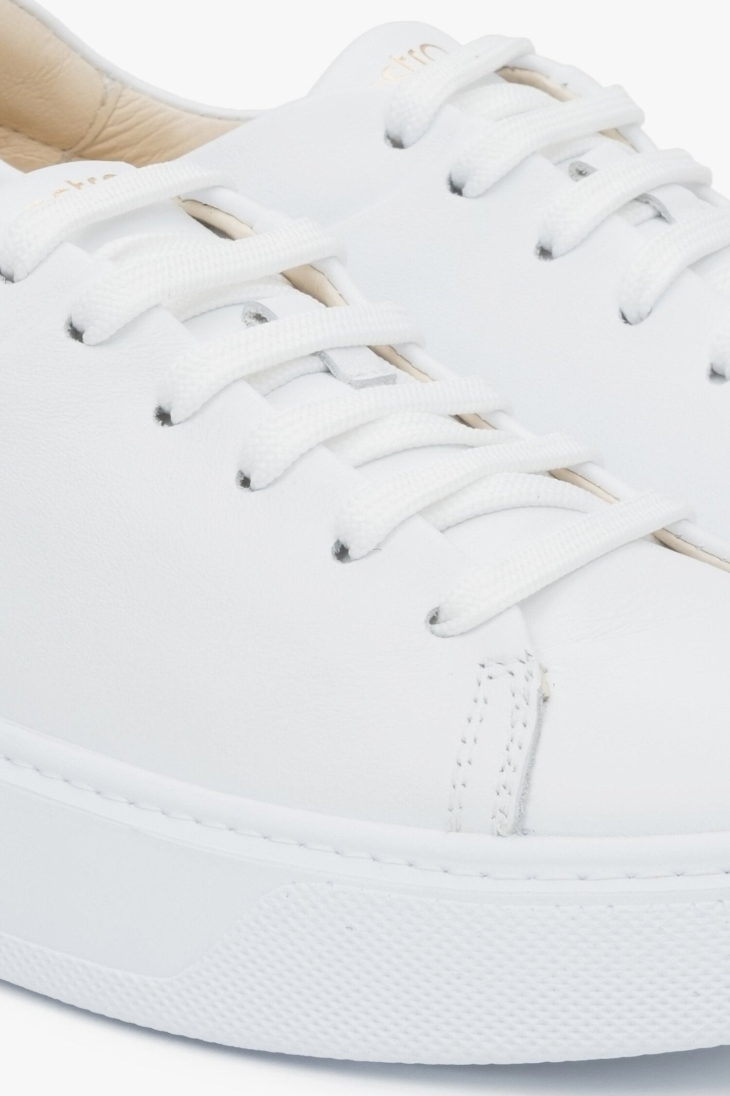 Nahaufnahme der Details weißer Damensneaker aus echtem Leder von Estro.