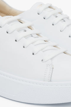 Nahaufnahme der Details weißer Damensneaker aus echtem Leder von Estro.