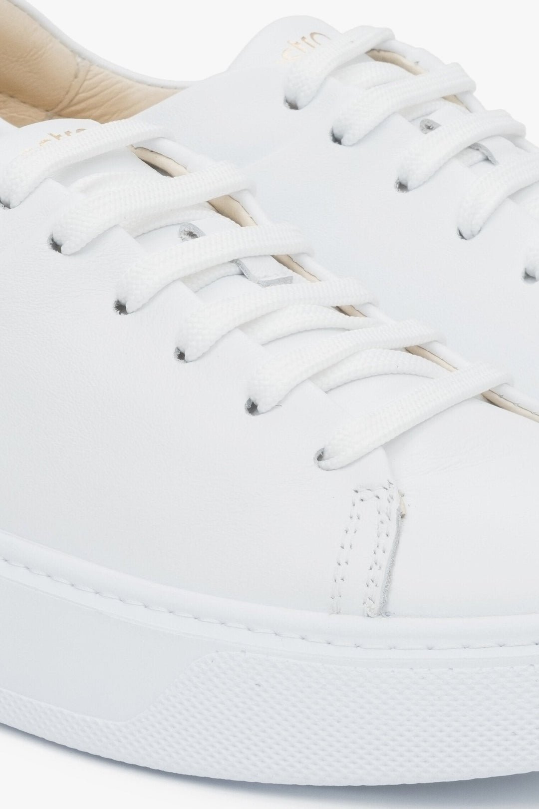 Nahaufnahme der Details weißer Damensneaker aus echtem Leder von Estro.