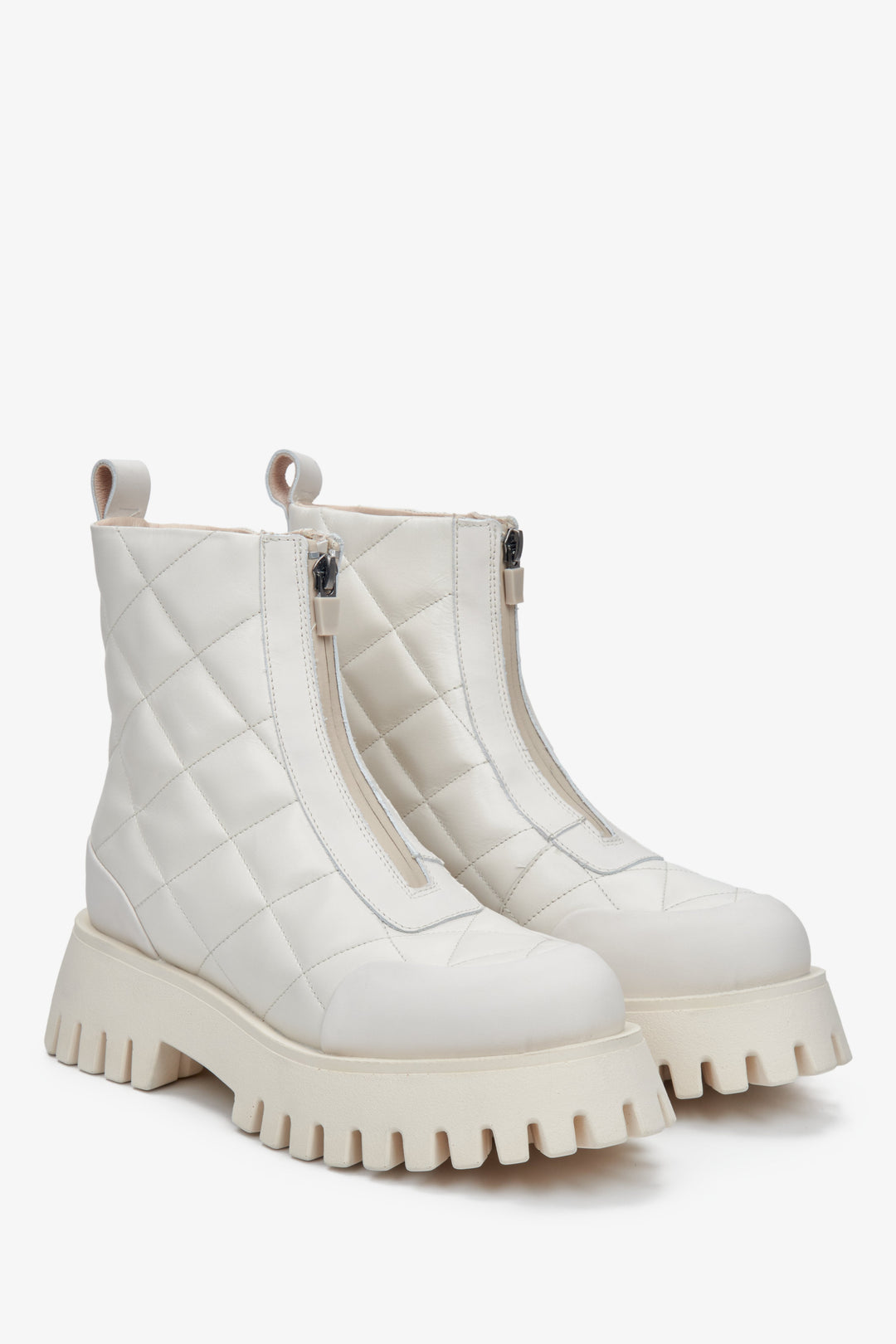 Weiße gesteppte Damen-Winterstiefeletten von Estro mit Reißverschluss.