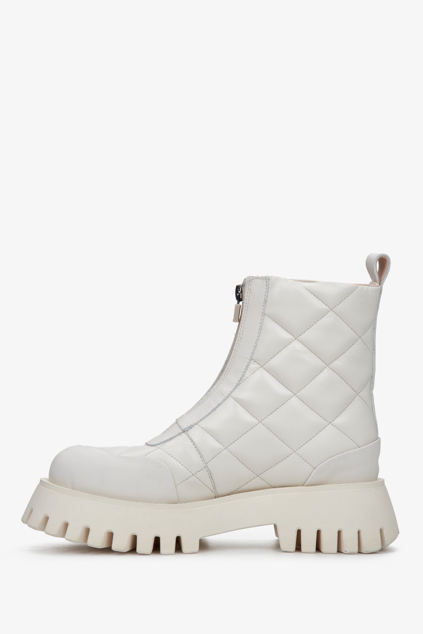 Gesteppte Winterstiefeletten von Estro in Weiß – Seitenansicht.