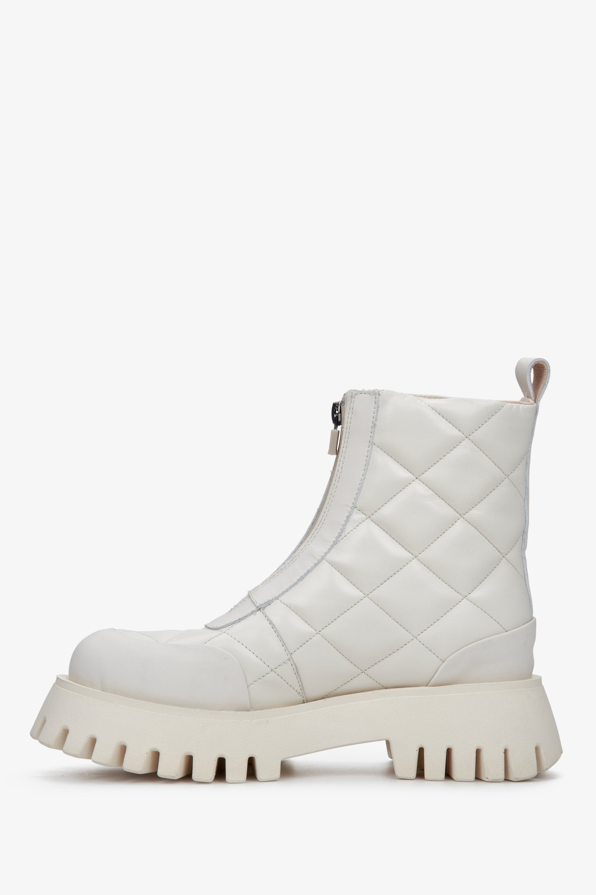 Gesteppte Winterstiefeletten von Estro in Weiß – Seitenansicht.