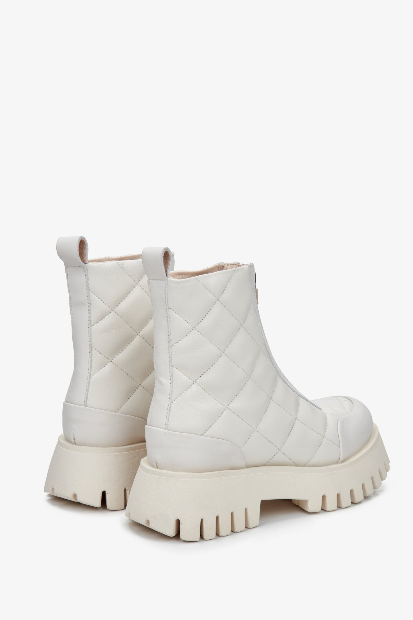 Weiße Damen-Winterstiefeletten – Rückansicht des Schafts.
