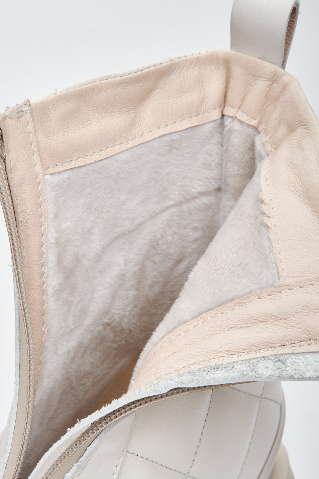 Damen-Winterstiefeletten in Weiß von Estro – Nahaufnahme der Details.