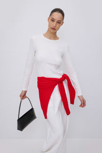 Frontalansicht des weißen Basic-Longsleeves für Damen im körpernahen Slim Fit.