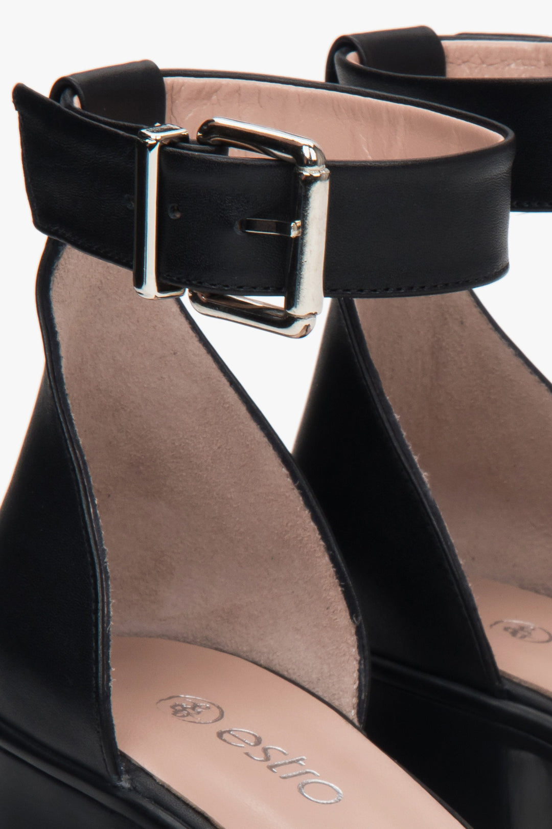 Elegante und feminine Damen-Sandalen von Estro in Schwarz – eine Kombination aus Naturleder und stilvollem Blockabsatz, Details.