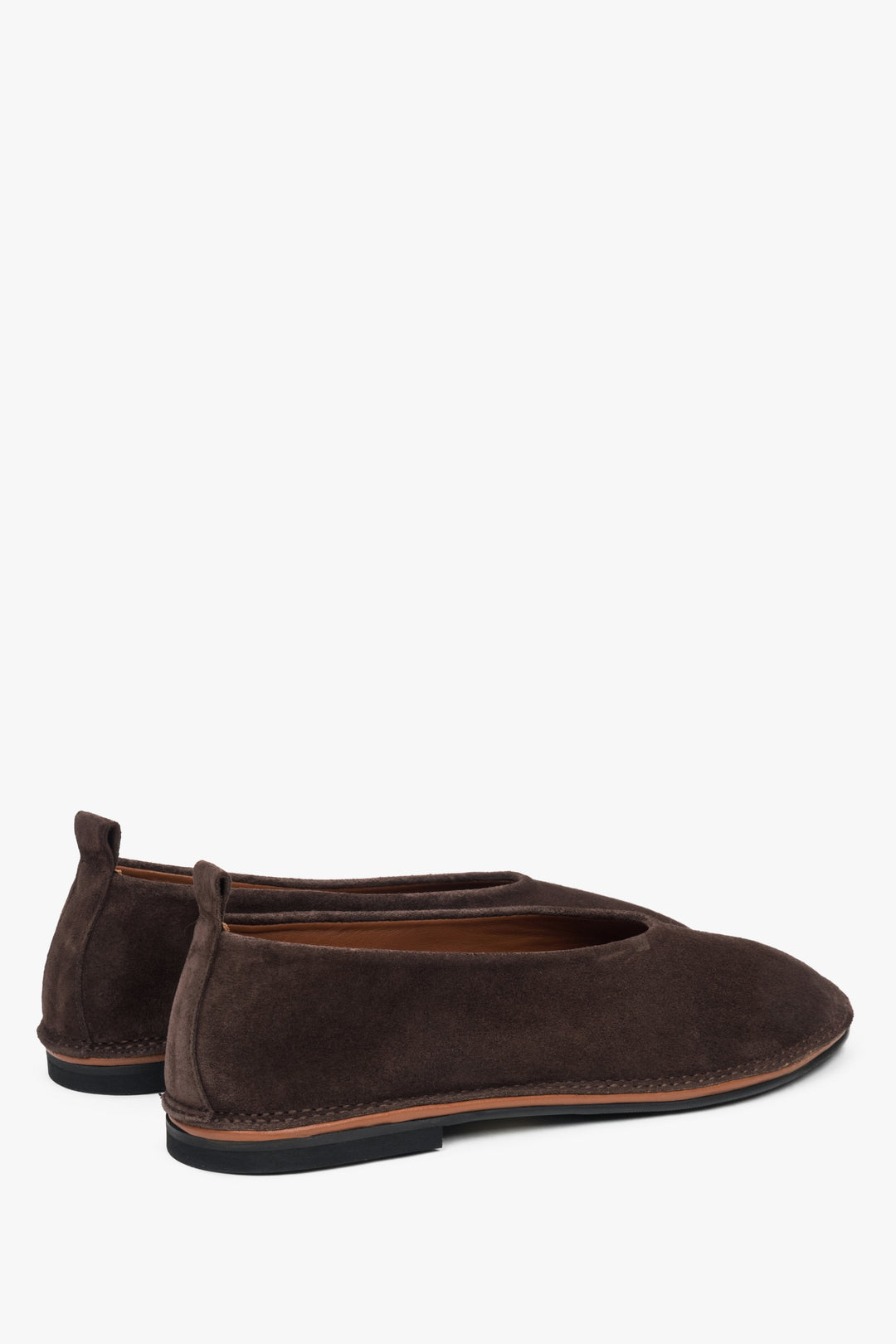 Klassische Damen-Ballerinas - Sattelbraun, mit weichem Velours für einen modernen Twist.