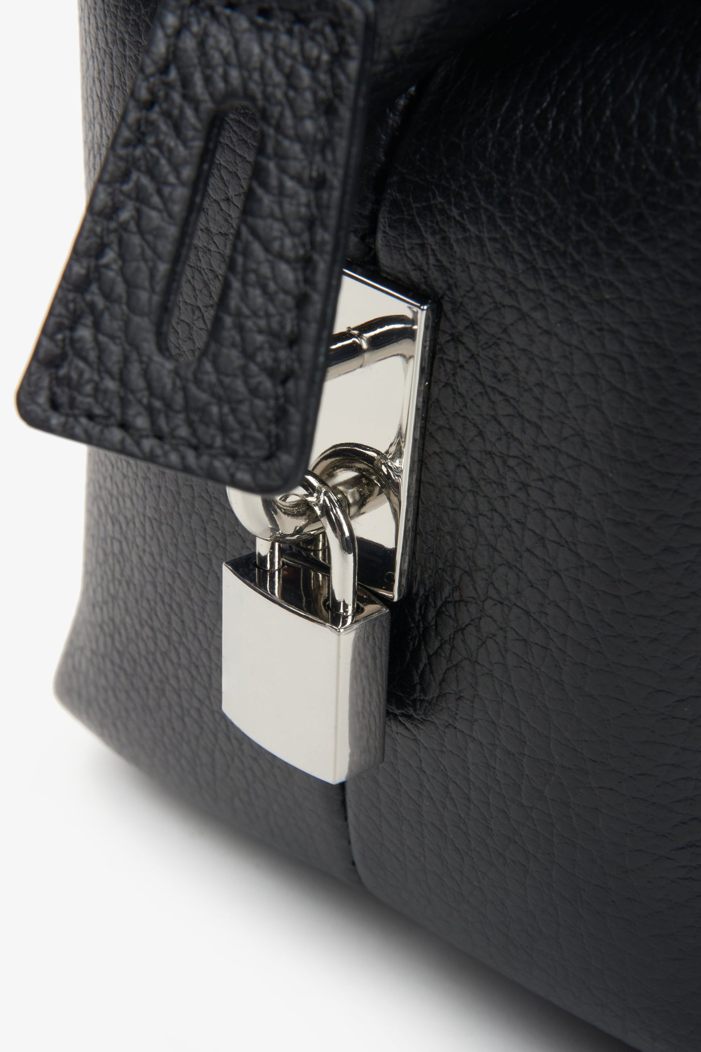 Damen-Satchel-Handtasche in klassischem Schwarz, gefertigt aus hochwertigem italienischem Naturleder, von Estro – Details.