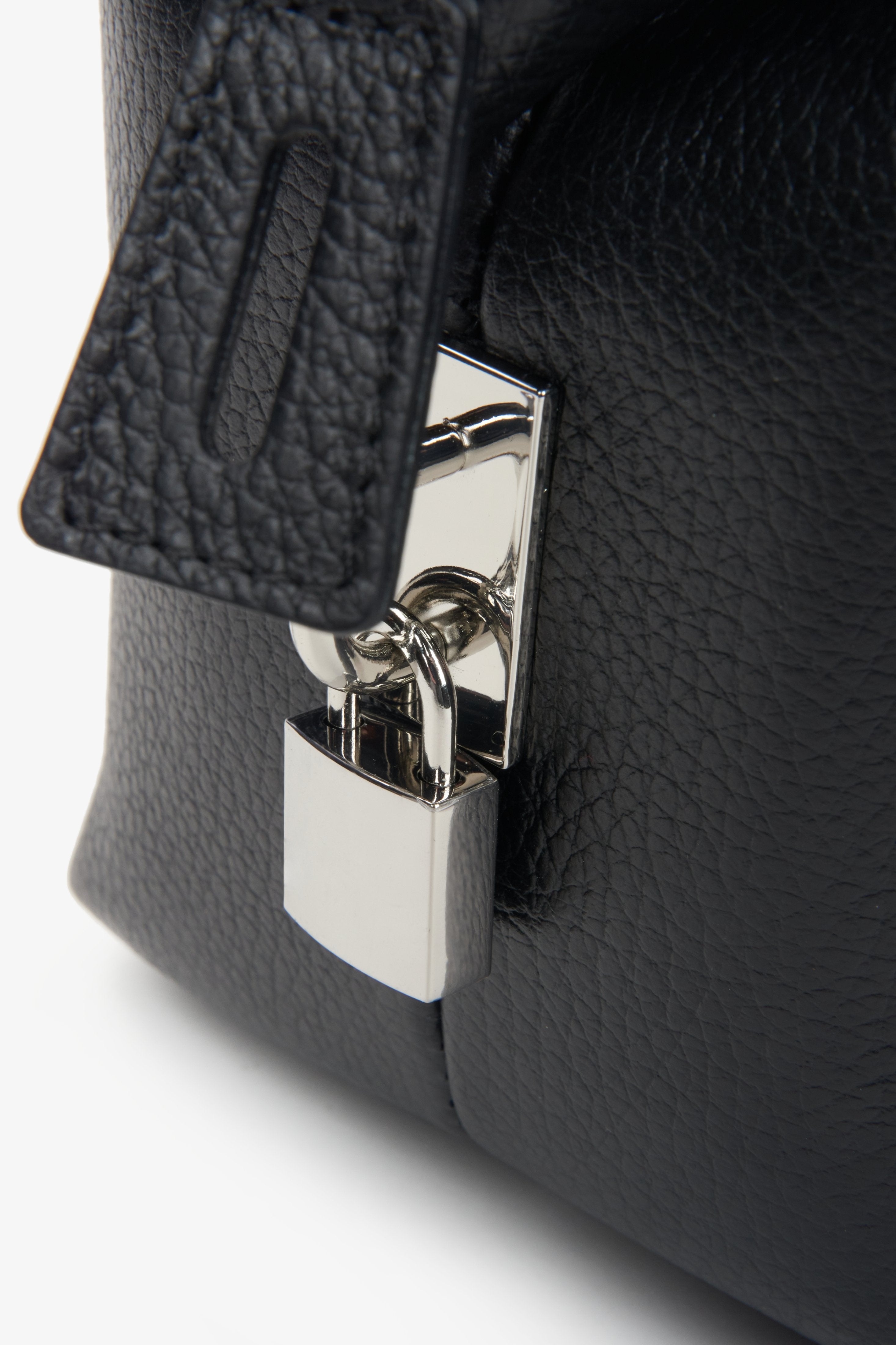 Damen-Satchel-Handtasche in klassischem Schwarz, gefertigt aus hochwertigem italienischem Naturleder, von Estro – Details.