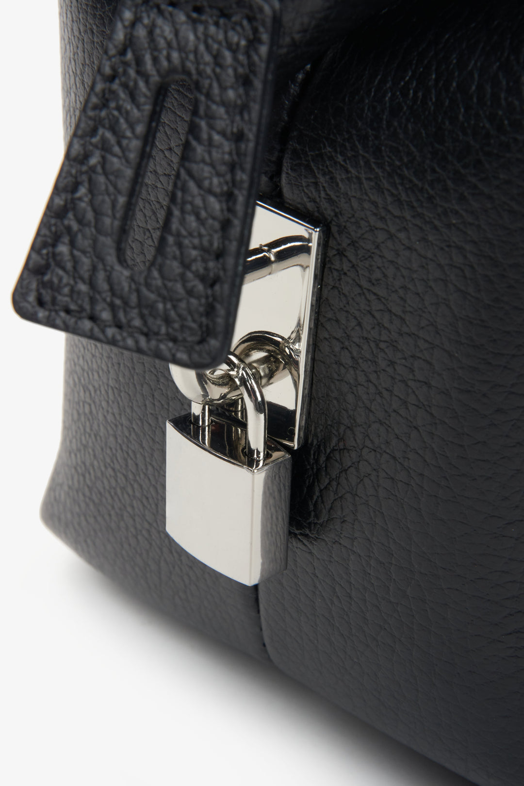 Damen-Satchel-Handtasche in klassischem Schwarz, gefertigt aus hochwertigem italienischem Naturleder, von Estro – Details.
