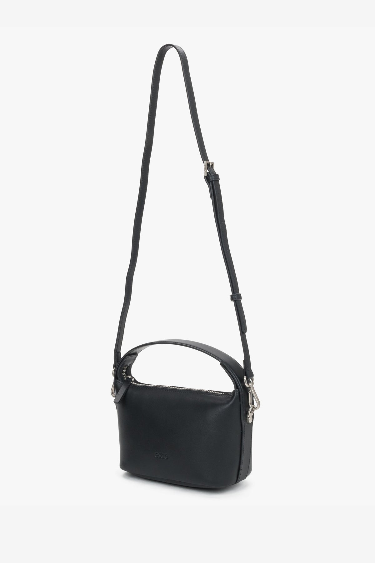 Seitenprofil der kompakten schwarzen Damen-Ledertasche mit verstellbarem Schulterriemen